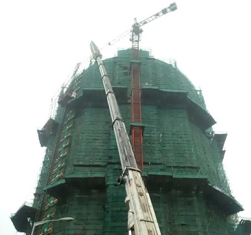 高台吊车在工地上作业
